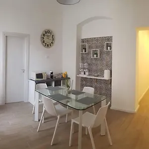 Dietro Il Massimo , Palermo Italia